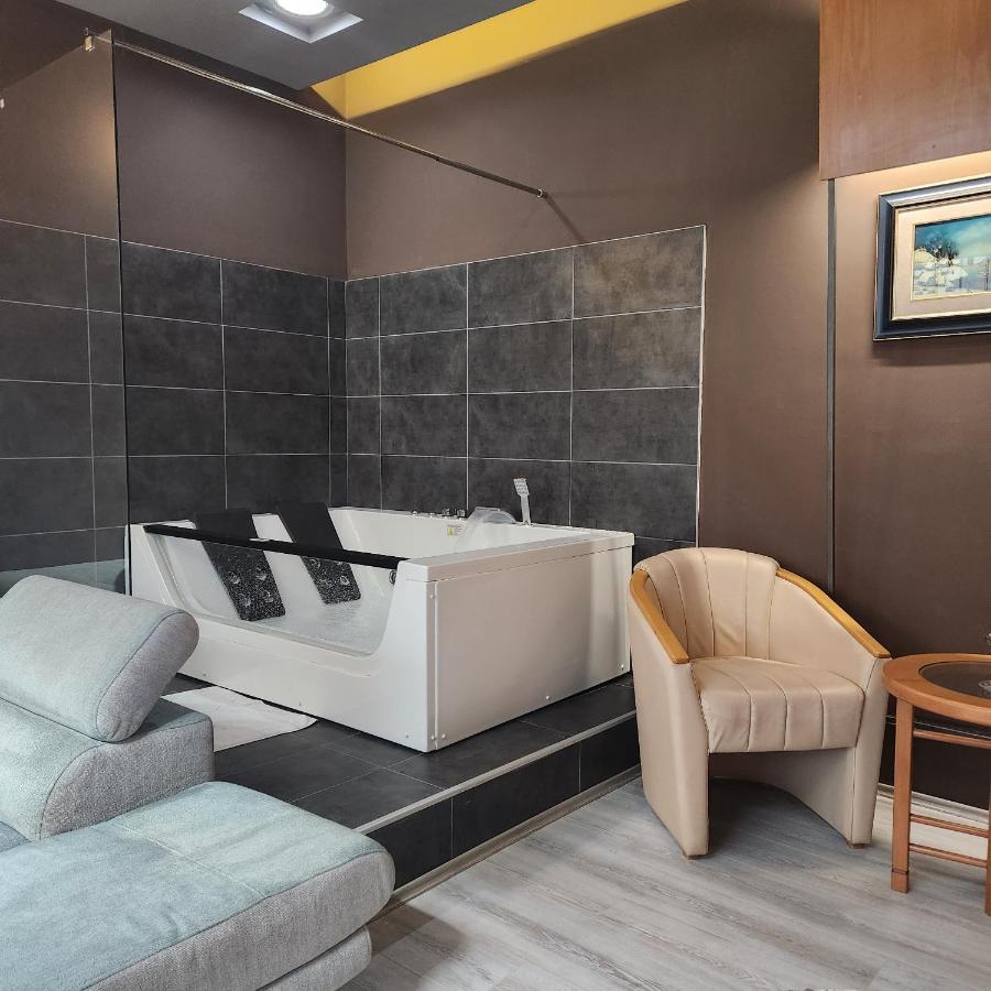 In Club Aparthotel Vrnjačka Banja Exteriör bild
